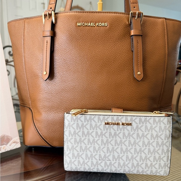 2fer set Michael Kors Cognac Pebbled Leather Tote with MK Logo Wristlet - Picture 2 of 9